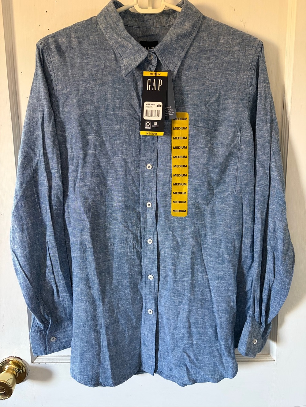 GAP women’s Light Blue Long-Sleeve Button-Down Chambray Shirt Size Medium NWT